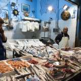 ...ospita al piano terra un piccolo mercato coperto aperto da una trentina d�anni. �Prima per� vendevamo all�esterno, nella piazzetta che si affaccia sul convento�, ci spiega il pescivendolo Daniele